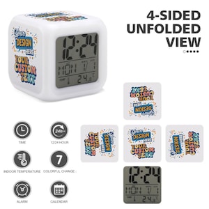 Może przedstawiać: Biały cyfrowy budzik z możliwością personalizacji. Zegar wyświetla godzinę, datę i temperaturę. Tekst "Your Design Here, Your Custom Text" jest wydrukowany na zegarze. Obraz pokazuje również funkcje zegara.