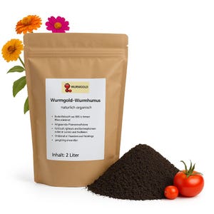 Könnte beinhalten: Ein brauner Papiersack mit Wurmgold-Wurmhumus, einem natürlichen organischen Bodenverbesserer, mit weißem Etikett und Text. Ein Haufen dunkler Erde, zwei Tomaten und orangefarbene und rosa Blüten befinden sich im Vordergrund. Der Beutel enthält 2 Liter.