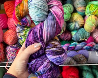 Enchanted - Lana Merino Superwash, Filato tinto a mano, Filato variegato viola, Scegli il tuo peso