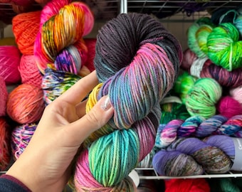 Squid - Lana Merino Superwash, Filato tinto a mano, Filato variegato nero e arcobaleno, Peso Dk