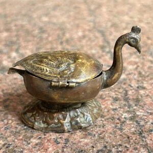 Caja de latón antigua con forma de pavo real para Shingar Dani Sindoor, mujer casada hindú.