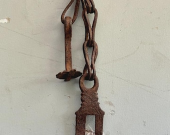 Cerradura de puerta pequeña de hierro forjado rústico antiguo, raro y vintage.