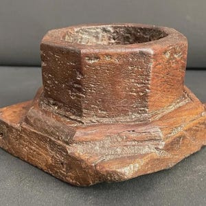 Puede incluir: Un letrero de madera rústica con el texto "Welcome to our home" en letras blancas. El letrero presenta un acabado envejecido y un diseño simple y acogedor, perfecto para la decoración de la entrada.