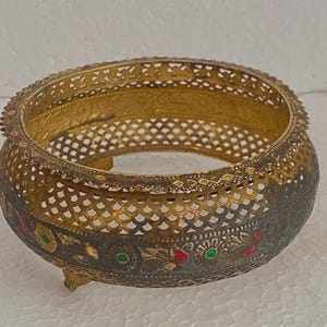 古いヴィンテージの希少な手作りの金属製ベーススタンドは、ガラスポットや多目的に使用できます。