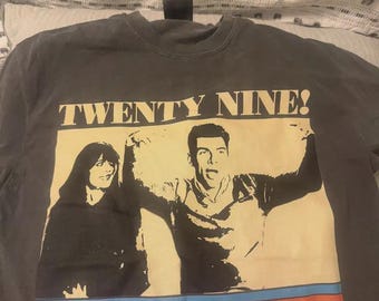 Camiseta divertida del programa de televisión "New Girl", ¡New Girl Schmidt cumple 29 años y cumple 29!, regalo de cumpleaños para ella, camiseta de Jessica Nick