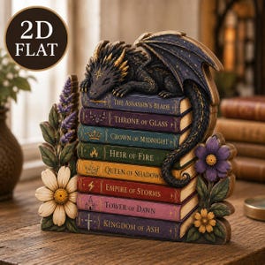 Peut inclure: Un serre-livres décoratif représentant un dragon noir reposant sur une pile de huit livres intitulés The Assassin's Blade, Throne of Glass, Crown of Midnight, Heir of Fire, Queen of Shadows, Empire of Storms, Tower of Dawn et Kingdom of Ash.