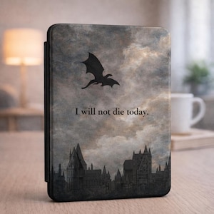 Op de afbeelding: Een zwarte hoes met een silhouet van een draak die boven een gotisch stadslandschap vliegt tegen een bewolkte lucht. De tekst "I will not die today" staat eronder. De hoes heeft een zwarte rand.