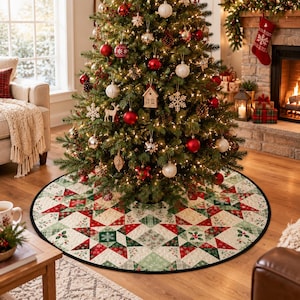 Könnte beinhalten: Ein runder Weihnachtsbaumteppich mit einem gesteppten Patchwork-Design und Sternenmuster in Rot-, Grün- und Cremetönen. Der Stoff zeigt Stechpalmenmotive, Karomuster und Schneeflockendetails mit einer schwarzen, eingefassten Kante.