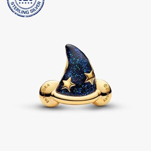 K&ouml;nnte beinhalten: Ein goldfarbener Charm-Anh&auml;nger mit einem Zaubererhut mit dunkelblauem, glitzerndem Finish und zwei goldenen Sternen. Der Charm hat das Wort "Pandora" auf der einen Seite und "Disney" auf der anderen Seite. Der Charm ist aus Sterlingsilber.