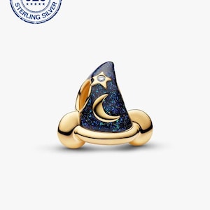 K&ouml;nnte beinhalten: Ein goldfarbener Charm in Form eines Zaubererhuts. Der Hut ist dunkelblau mit einem Sternenmuster und einem Mond. Ein kleiner klarer Edelstein ist auf dem Hut gesetzt. Der Charm hat ein goldenes Band und ist mit "925 STERLING SILVER" markiert.