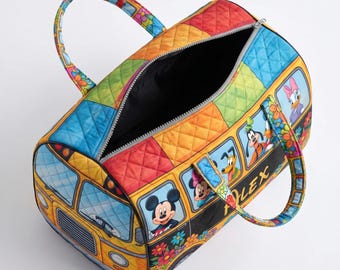 Bolso de mano personalizado con diseño de autobús escolar de Mickey Mouse y sus amigos, bolso de hombro con efecto acolchado de Disney con nombre personalizado, regalo divertido para niños para viajes y uso diario.