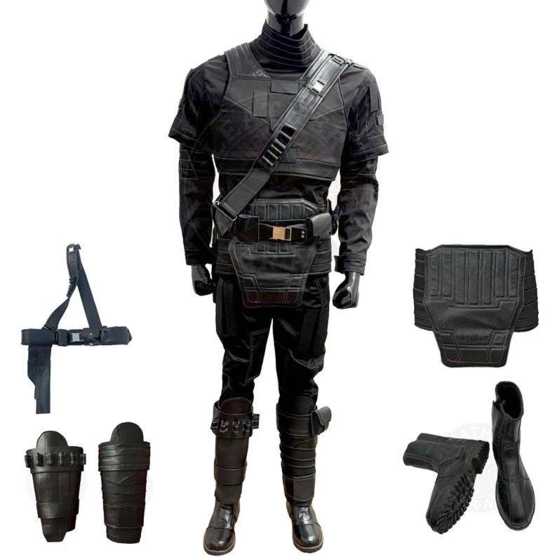Pu&ograve; includere: Un completo costume nero, che include giacca, pantaloni, cintura, stivali e vari accessori. La giacca ha un colletto alto e una tracolla. Gli stivali sono alti fino al ginocchio. Il set &egrave; esposto su un manichino.