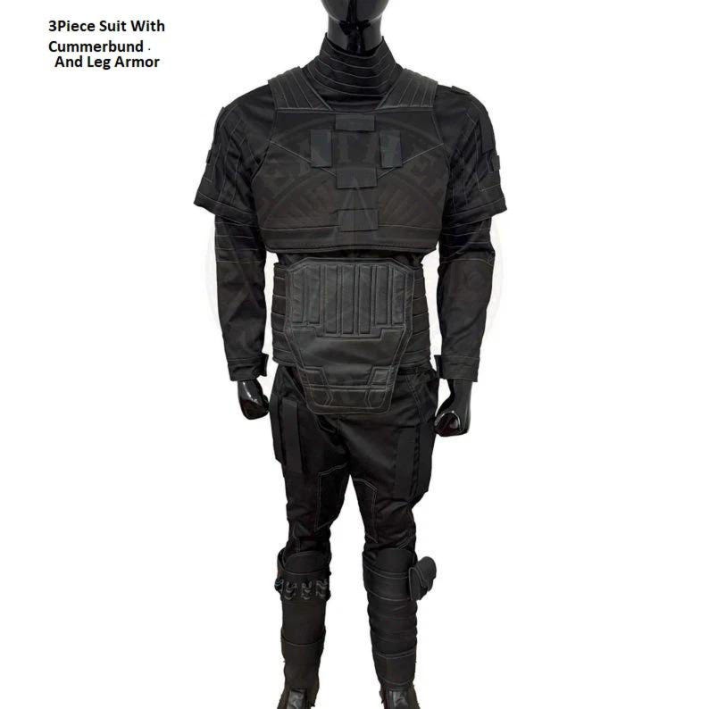 Pu&ograve; includere: Un completo nero a 3 pezzi con panciera e armatura per le gambe. Il completo include un top a maniche corte, un paraseno e addominale e pantaloni con armatura per le gambe. Il testo "3Piece Suit With Cummerbund And Leg Armor" &egrave; visibile.