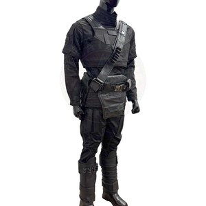 Pu&ograve; includere: Un costume tattico nero esposto su un manichino. L'outfit include una camicia a maniche lunghe, pantaloni, stivali e una cintura multiuso con tracolla. Il costume &egrave; realizzato in un materiale scuro, possibilmente opaco.
