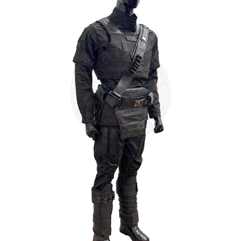 Pu&ograve; includere: Un costume tattico nero esposto su un manichino. L'outfit include una camicia a maniche lunghe, pantaloni, stivali e una cintura multiuso con tracolla. Il costume &egrave; realizzato in un materiale scuro, possibilmente opaco.