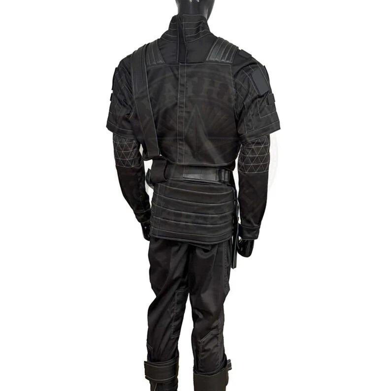 Pu&ograve; includere: Costume tattico nero con collo alto, spallacci e tasche multiple. L'outfit include giacca, pantaloni e cintura, il tutto in una finitura scura e opaca. Le maniche presentano un motivo geometrico.