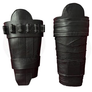 Pu&ograve; includere: Due protezioni per le braccia in pelle nera con cuciture bianche. Una protezione per le braccia ha sei piccole tasche rettangolari. Le protezioni per le braccia hanno una parte superiore curva e sono progettate per proteggere l'avambraccio.