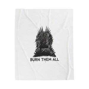 Può includere: Una coperta bianca con un'illustrazione in bianco e nero del Trono di Spade, una sedia fatta di spade. Il testo "BURN THEM ALL" è stampato sotto il trono in nero.