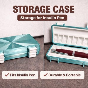 Op de afbeelding: Een turquoise opbergkoffer voor een insulinepen, gesloten en open, met de pen erin. De koffer is turquoise met witte accenten en de tekst "STORAGE CASE" en "Storage for Insulin Pen". De koffer is duurzaam en draagbaar.