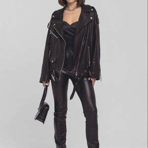 Chaqueta biker extragrande de piel de cordero negra para mujer: piel granulada, lujosa y hecha a mano.