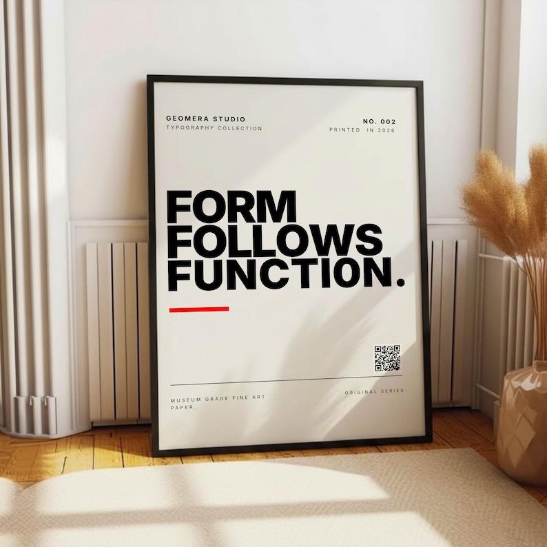 K&ouml;nnte beinhalten: Ein gerahmter Kunstdruck mit schwarzem Rahmen. Der Druck zeigt den Text "FORM FOLLOWS FUNCTION" in fetten schwarzen Buchstaben auf wei&szlig;em Hintergrund. Zus&auml;tzlicher Text enth&auml;lt "GEOMERA STUDIO TYPOGRAPHY COLLECTION" und "ORIGINAL SERIES".