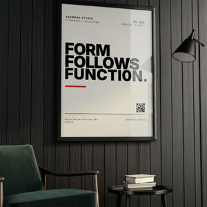 K&ouml;nnte beinhalten: Ein gerahmtes Poster mit dem Text "FORM FOLLOWS FUNCTION" in fetten schwarzen Buchstaben auf wei&szlig;em Hintergrund. Das Poster enth&auml;lt den Text "GEOMERA STUDIO" und "TYYOGRAPHY COLLECTION". Eine rote Linie unterstreicht das Wort "FUNCTION". Das Poster ist in einem schwarzen Rahmen.