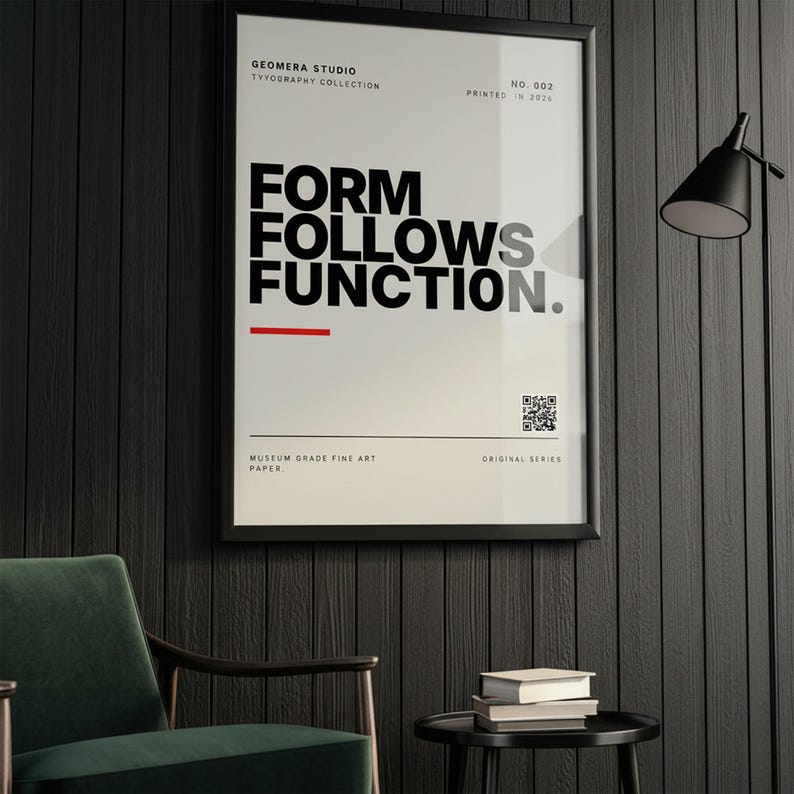 K&ouml;nnte beinhalten: Ein gerahmtes Poster mit dem Text "FORM FOLLOWS FUNCTION" in fetten schwarzen Buchstaben auf wei&szlig;em Hintergrund. Das Poster enth&auml;lt den Text "GEOMERA STUDIO" und "TYYOGRAPHY COLLECTION". Eine rote Linie unterstreicht das Wort "FUNCTION". Das Poster ist in einem schwarzen Rahmen.