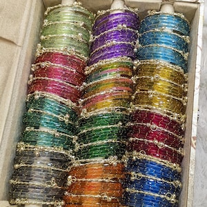 Veelkleurige regendruppelarmbanden en ghungro-armbandensets met organizer voor feestelijke of bruiloftskleding