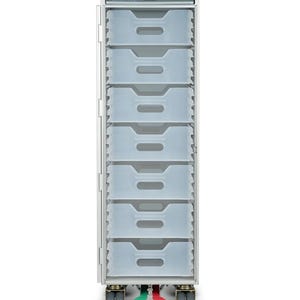 Op de afbeelding: Een set van drie keramische nestkommen in blauwe, groene en witte tinten. De kommen hebben een gespikkelde glazuur en een eenvoudig, modern ontwerp. De grootste kom heeft een diameter van ongeveer 15 cm.