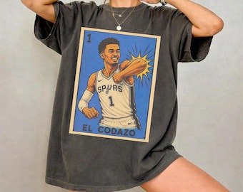 Camiseta Comfort Colors El Codazo Wemby, Camiseta gráfica estilo Lotería de Crazy Hispanic Spurs, Camiseta vintage retro para aficionados al baloncesto