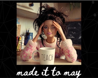 Meme de cara de muñeca de maestra del último día de clases PNG, divertido fin de año vacaciones de verano PNG, llegué a mayo PNG