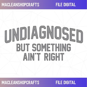 Puede incluir: Un diseño gráfico digital que presenta el texto "UNDIAGNOSED BUT SOMETHING AIN'T RIGHT" en letras de bloque grises con un contorno oscuro. Los bordes superior e inferior contienen el texto "MACLEANSHOPCRAFTS" y "FILE DIGITAL" sobre un fondo degradado morado.