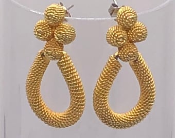 Boucles d'oreilles pendantes vintage en maille d'or brossé rétro. Forme de larme texturée pour oreilles percées.