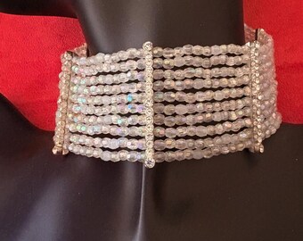 Halsband med Aurora Borealis och strass i statement-stil
