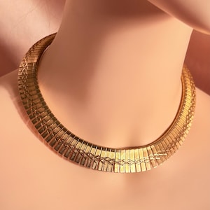 Cleopatra Style Necklace Vintage  Egyptian Revival Choker in Gold Tone  Textured Pattern Runway Fan Collar  18
