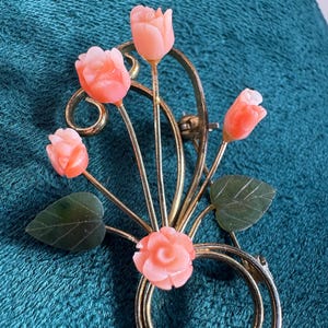 Vintage korallspraybrosch med guldfärgad blomnål