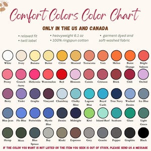 Pu&ograve; includere: Una tabella colori intitolata "Comfort Colors Color Chart" con una variet&agrave; di colori, tra cui bianco, avorio e nero. La tabella include il testo "ONLY IN THE US AND CANADA". Elenca anche caratteristiche come vestibilit&agrave; rilassata e peso elevato di 6,1 once.
