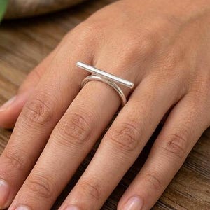 Peut inclure: Ensemble de trois bols gigognes en céramique, bleus, verts et blancs. Les bols présentent un émail moucheté et un design simple. Le plus grand bol mesure environ 18 cm de diamètre.