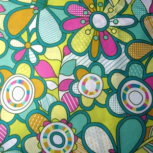 Könnte beinhalten: Ein lebendiger Stoff mit einem sich wiederholenden Blumenmuster. Das Design umfasst große, stilisierte Blumen in Türkis, Pink, Gelb und Orange, mit weißen und gemusterten Details. Der Hintergrund ist hellgrün.