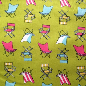 Peut inclure: Motif répété de chaises de plage colorées sur fond vert citron. Les chaises, de différents styles, dont des chaises de réalisateur et papillon, sont de couleurs rose, bleu, jaune et blanc. Idéal pour tissu ou papier peint.