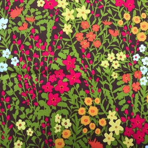 Könnte beinhalten: Ein Stoff mit floralem Muster auf dunkelbraunem Hintergrund. Das Design umfasst verschiedene Blumen in Rot-, Orange-, Gelb- und Weißtönen mit grünen Blättern und Stielen.