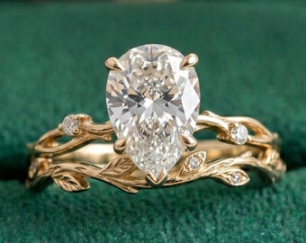 Conjunto de noivado exclusivo com diamante cultivado em laboratório em formato de pera, anel de noivado com design inspirado em galhos e folhas naturais, alianças de casamento empilháveis em ouro amarelo 14K.