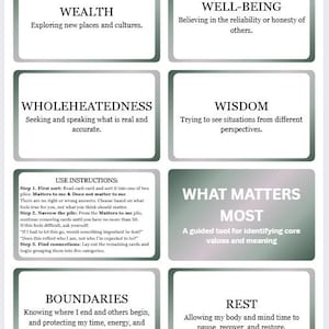 Può includere: Un set di carte bianche e grigie con testo. Le carte sono etichettate con parole come "Ricchezza", "Benessere" e "Saggezza". Sono incluse istruzioni per identificare i valori fondamentali.