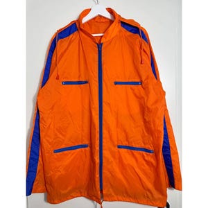 Könnte beinhalten: Ein Set aus drei Keramikbechern mit gesprenkelter, matter Oberfläche. Die Becher sind in Creme-, Hellgrau- und Dunkelgrautönen gehalten. Jeder Becher hat ein schlichtes, minimalistisches Design, ideal für Kaffee oder Tee.