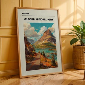 Può includere: Una stampa incorniciata del Glacier National Park nel Montana. L'opera raffigura un paesaggio montano con una strada, un lago e il cielo. La stampa è in una cornice di legno e poggia su un muro giallo. Il testo "MONTANA" e "GLACIER NATIONAL PARK" sono in alto.
