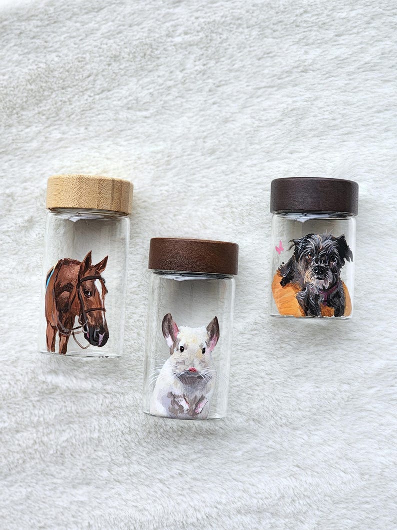 Hand-painted pet memorial jar with realistic portrait on UV-resistant glass, featuring an airtight seal for storing fur or ashes.