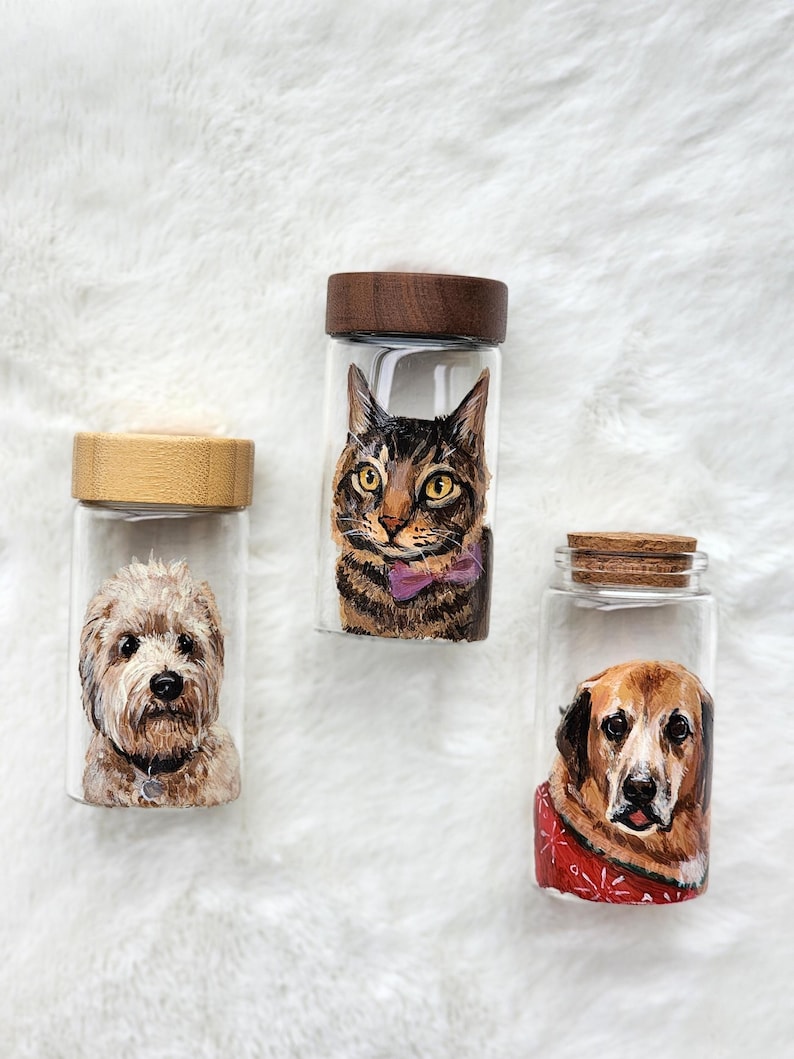 Hand-painted pet memorial jar with realistic portrait on UV-resistant glass, featuring an airtight seal for storing fur or ashes.
