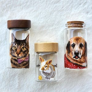 Hand-painted pet memorial jar with realistic portrait on UV-resistant glass, featuring an airtight seal for storing fur or ashes.