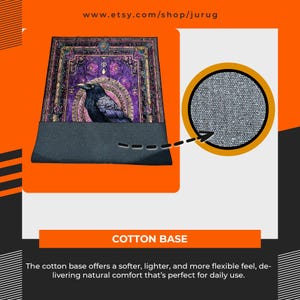 Puede incluir: Una alfombrilla rectangular con un cuervo negro centrado sobre un fondo de mandala morado y dorado. Un recuadro circular muestra un primer plano del material de base de algod&oacute;n gris texturizado. El texto COTTON BASE aparece debajo.