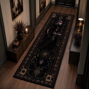 Puede incluir: Una alfombra de pasillo rectangular larga con fondo negro e ilustraciones intrincadas en dorado y morado. El diseño incluye una figura con sombrero puntiagudo, una luna llena, una estrella brújula y un caldero con humo morado, con bordes ornamentados.
